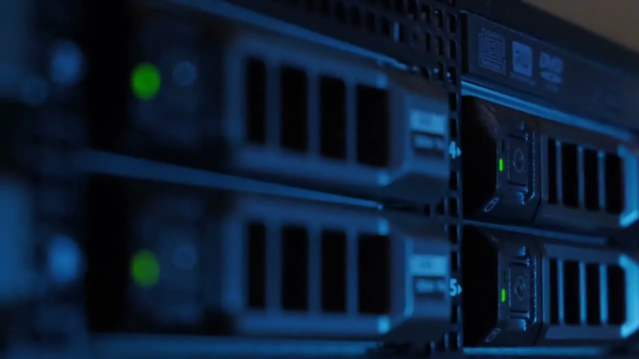 Serverkast met netwerkapparatuur